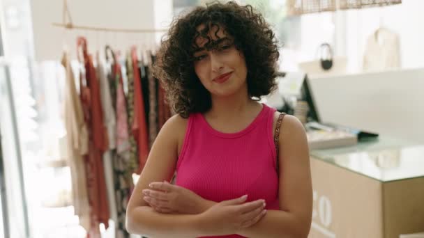 若いです中東女性顧客笑顔自信を持って立ってとともに腕交差ジェスチャーで服店 — ストック動画