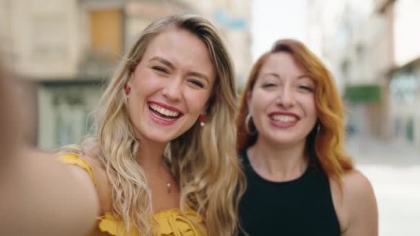 Twee Vrouwen Glimlachend Zelfverzekerd Met Videogesprek Straat — Stockvideo