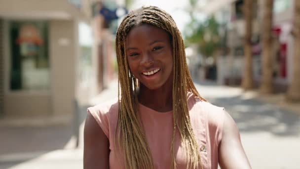 Африканська Жінка Американка Яка Впевнено Посміхається Роблячи Фотографічний Жест Руками — стокове відео
