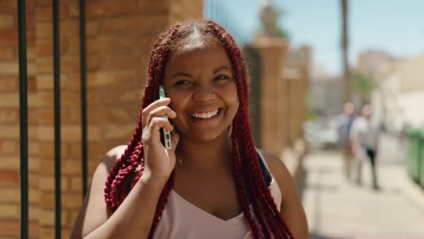Afrikansk Amerikansk Kvinna Ler Säker Talar Smartphone Gatan — Stockvideo