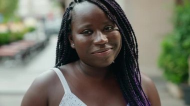 Sokakta kendine güvenen Afrikalı Amerikalı kadın gülümsüyor