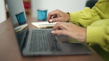 Orta yaşlı İspanyol kadın dizüstü bilgisayar kullanıyor.