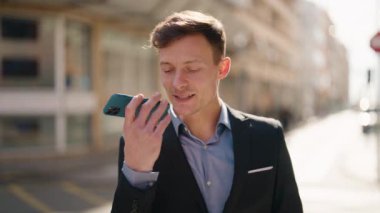 Kafkasyalı genç adam gülümsüyor. Kendine güvenen caddedeki akıllı telefondan konuşuyor.