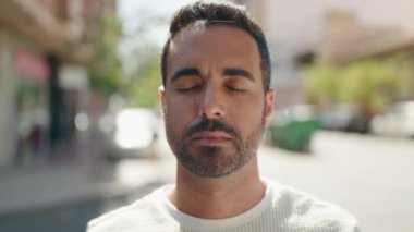 Sokakta kendinden emin gülümseyen İspanyol genç adam.