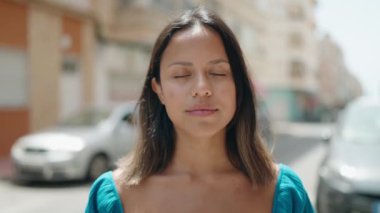 Sokakta kendine gülen genç İspanyol kadın.