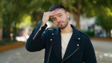 Parkta dikilen Latin asıllı genç adam