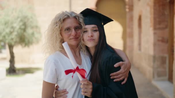 Dos Mujeres Madre Hija Graduada Abrazándose Universidad Del Campus — Vídeos de Stock