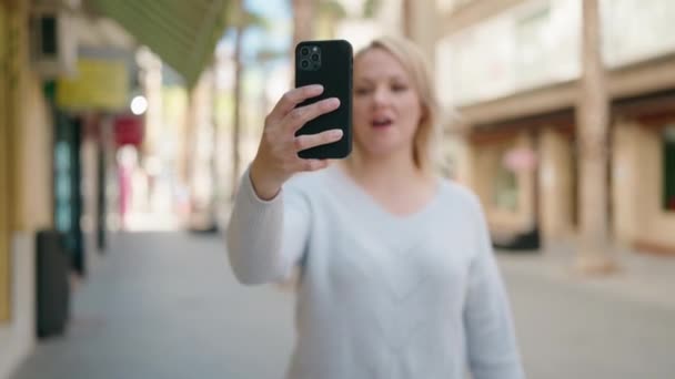 Νεαρή Ξανθιά Γυναίκα Χαμογελά Σίγουρος Έχοντας Βιντεοκλήση Στο Δρόμο — Αρχείο Βίντεο
