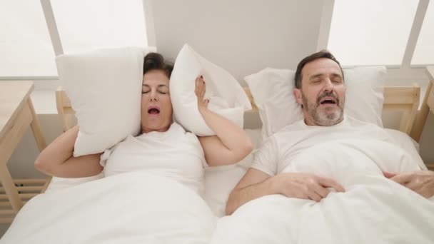 Bărbat Femeie Cuplu Dormind Pat Sforăit Dormitor — Videoclip de stoc