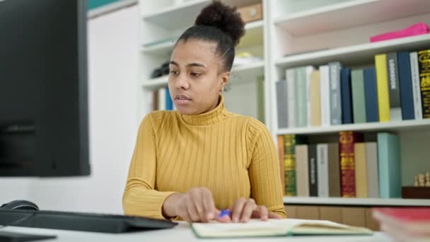 Junge Afrikanisch Amerikanische Studentin Nutzt Computer Der Bibliothek — Stockvideo