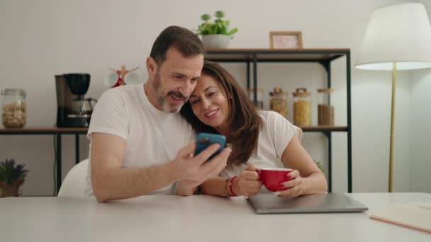 Ehepaar Mit Smartphone Trinkt Kaffee Hause — Stockvideo