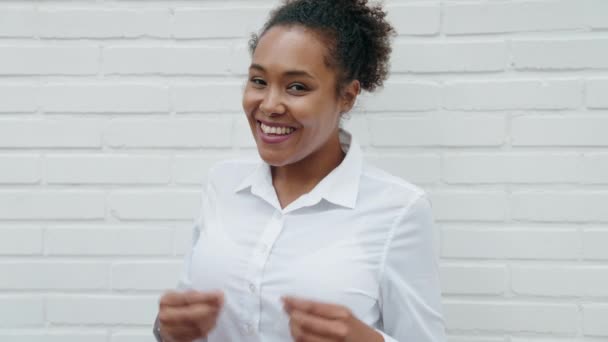 Mujer Afroamericana Sonriendo Confiada Haciendo Gesto Dinero Sobre Aislado Fondo — Vídeos de Stock
