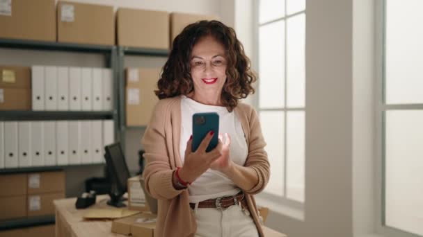 Mujer Mediana Edad Comercio Electrónico Trabajador Negocios Utilizando Smartphone Oficina — Vídeos de Stock