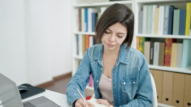 Jovem Caucasiana Estudante Usando Laptop Escrita Notebook Estudando Sala Aula — Vídeo de Stock