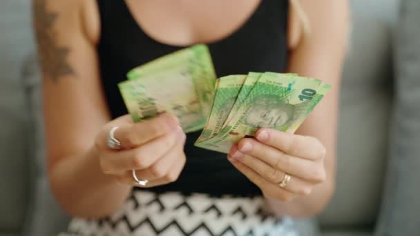 Mujer Joven Contando Sudáfrica Billetes Rand Casa — Vídeos de Stock