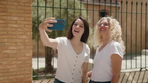 Due Donne Madre Figlia Fare Selfie Smartphone Strada — Video Stock