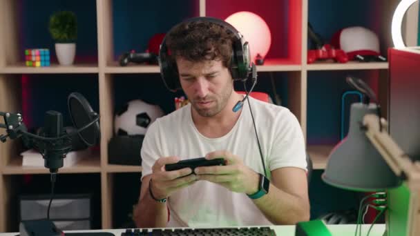 Junger Hispanischer Männerstreamer Spielt Videospiel Mit Smartphone Musikstudio — Stockvideo