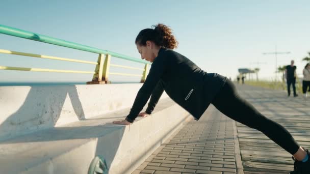 Жінка Середнього Віку Спортивному Одязі Тренується Морському Узбережжі — стокове відео