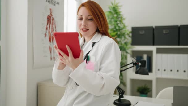 Jovem Ruiva Usando Uniforme Médico Usando Touchpad Clínica — Vídeo de Stock