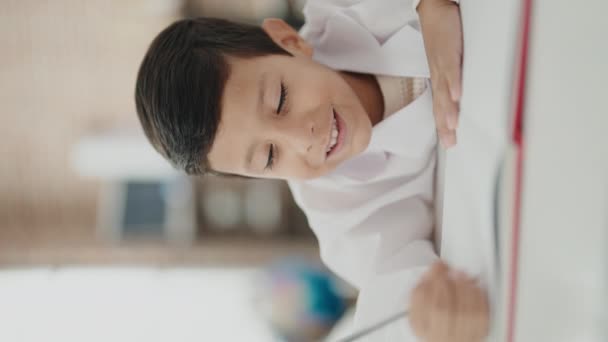 스러운 히스패닉 남학생 교실에서 노트북으로 자신있게 있습니다 — 비디오