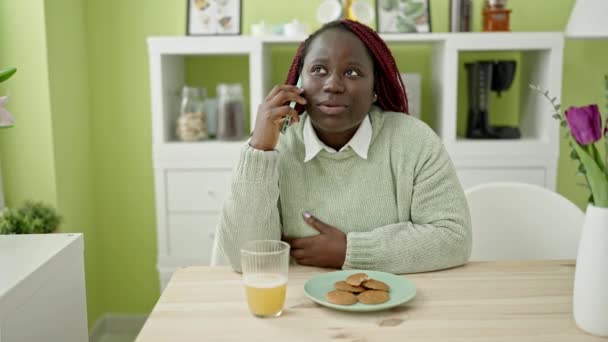 Afričanka Copánky Jíst Cookies Pomocí Smartphone Jídelně — Stock video