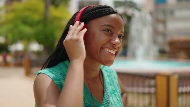 Africano Americano Mulher Sorrindo Confiante Ouvir Música Parque — Vídeo de Stock