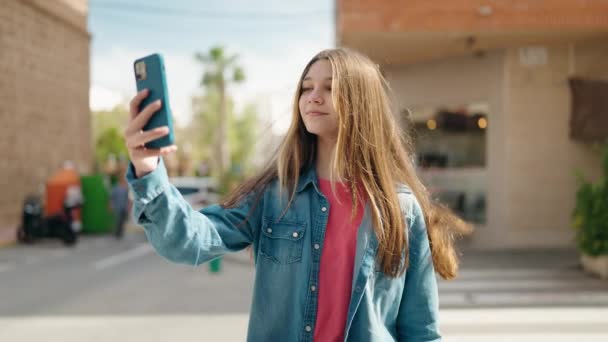 Roztomilé Dívka Usmívá Sebevědomí Tvorby Selfie Smartphonu Ulici — Stock video
