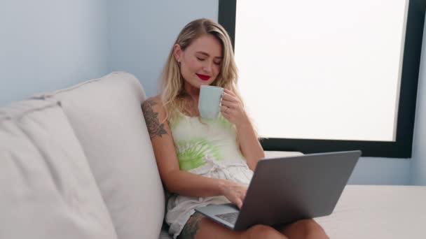 Joven Hermosa Mujer Hispana Usando Laptop Bebiendo Café Casa — Vídeos de Stock