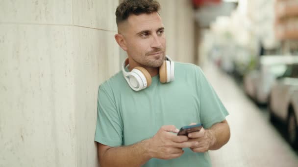 Jeune Homme Hispanique Utilisant Smartphone Avec Une Expression Sérieuse Dans — Video
