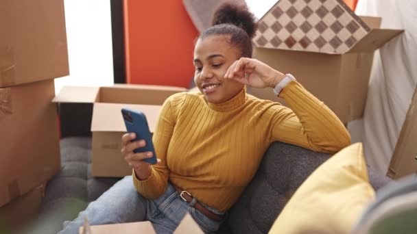 Joven Mujer Afroamericana Sonriendo Usando Smartphone Nuevo Hogar — Vídeo de stock