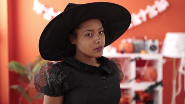 Afrikaans Amerikaanse Vrouw Draagt Heks Kostuum Doen Coming Gebaar Huis — Stockvideo
