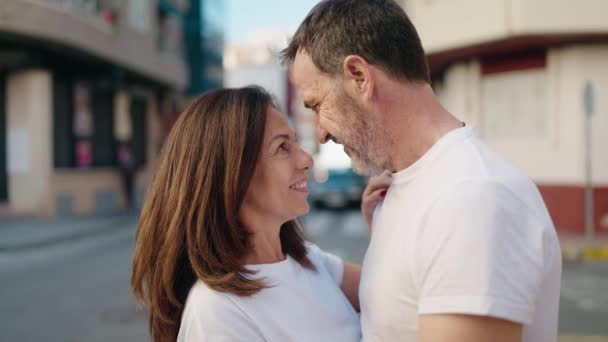 Man Woman Couple Kissing Hugging Each Other Street — стоковое видео