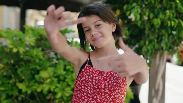 Urocza Latynoska Dziewczyna Uśmiecha Się Pewnie Robiąc Gest Fotograficzny Rękami — Wideo stockowe