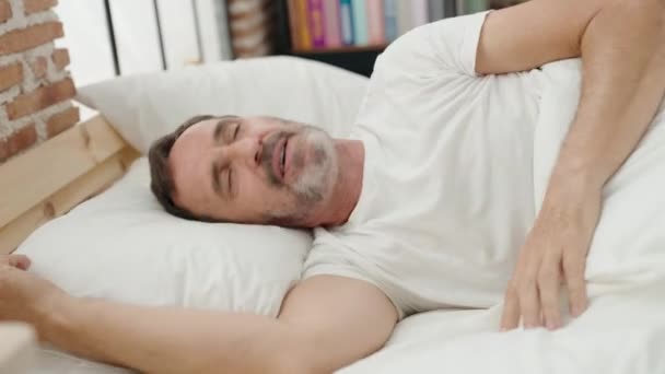 Középkorú Férfi Fekszik Ágyban Szenved Álmatlanság Hálószobában — Stock videók