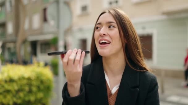 Ung Latinamerikansk Kvinna Ler Säker Talar Smartphone Gatan — Stockvideo