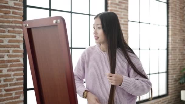 Joven Mujer China Peinando Pelo Mirando Espejo Dormitorio — Vídeo de stock