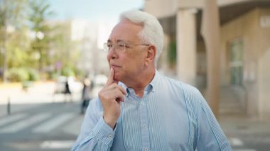 Son sınıf öğrencisi sokakta şüpheli bir ifadeyle dikiliyor.