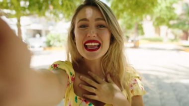 Genç, güzel, İspanyol bir kadın gülümsüyor.