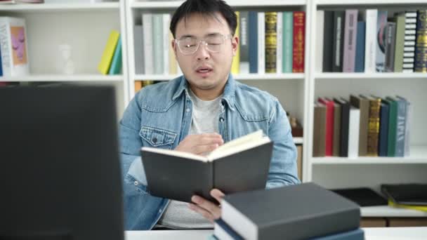Jovem Chinês Homem Estudante Dormindo Livros Universidade Biblioteca — Vídeo de Stock