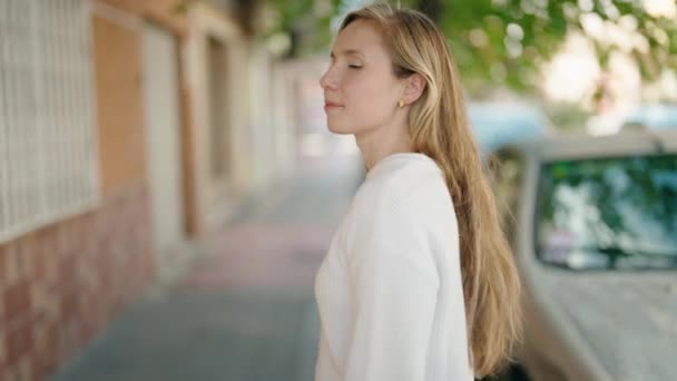 Jeune Femme Blonde Debout Avec Les Bras Croisés Geste Rue — Video