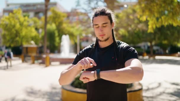 Rahat Yüzlü Genç Adam Parka Kronometre Bakıyor — Stok video