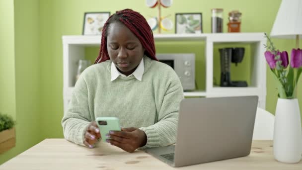 Mujer Africana Con Cabello Trenzado Usando Smartphone Sentado Mesa Comedor — Vídeo de stock