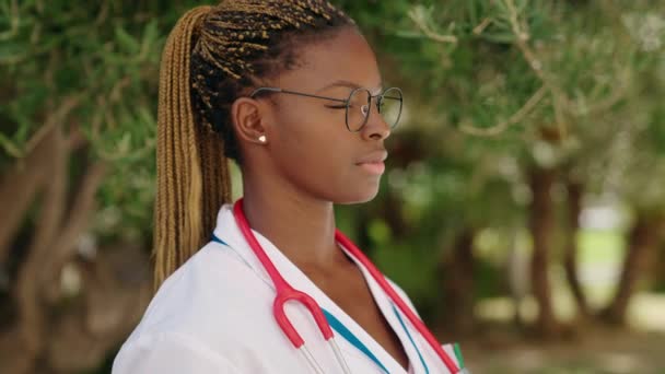 Femme Afro Américaine Médecin Souriant Confiance Debout Parc — Video