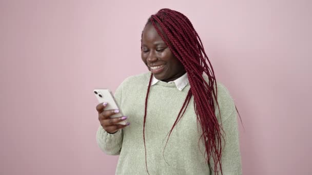 Afrykańska Kobieta Plecionymi Włosami Uśmiechnięta Trzymając Pieniądze Smartfon Odizolowanym Różowym — Wideo stockowe
