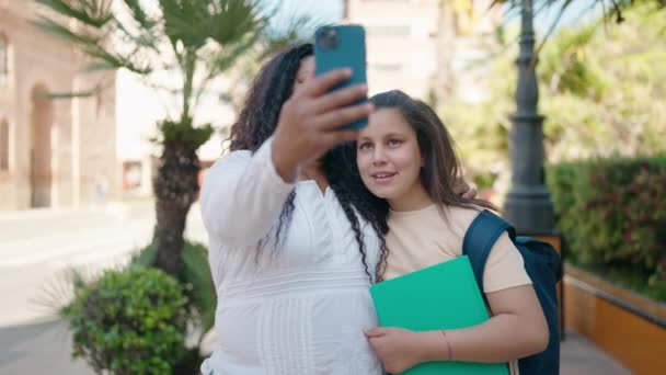 Moeder Dochter Maken Selfie Door Smartphone Met Notebook Straat — Stockvideo