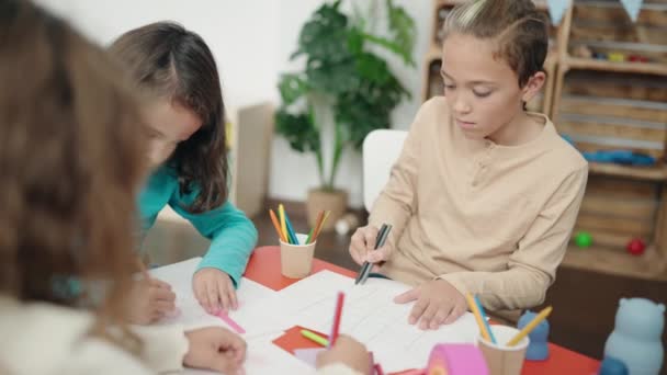 Group Kids Preschool Students Sitting Table Drawing Paper Kindergarten — Stockvideo