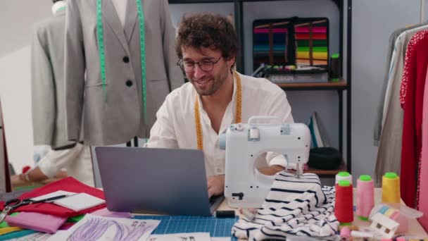 Młody Latynos Uśmiecha Się Pewnie Używając Laptopa Fabryce Odzieży — Wideo stockowe