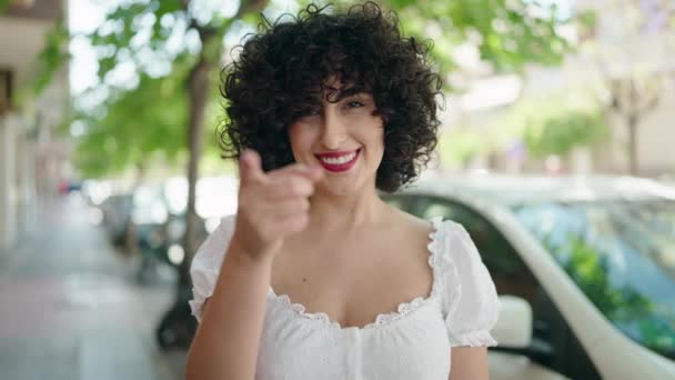 Sokaktaki Genç Orta Doğulu Kadın — Stok video