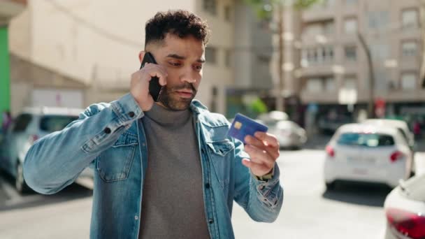 Genç Arap Adam Akıllı Telefondan Konuşuyor Sokakta Kredi Kartı Kullanıyor — Stok video