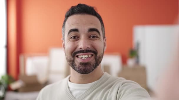 Jovem Hispânico Homem Ter Vídeo Chamada Segurando Chave Novo Lar — Vídeo de Stock